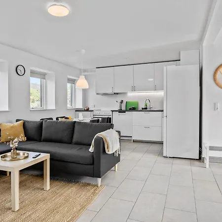 Апартаменты 2 Bedroom Cozy In *